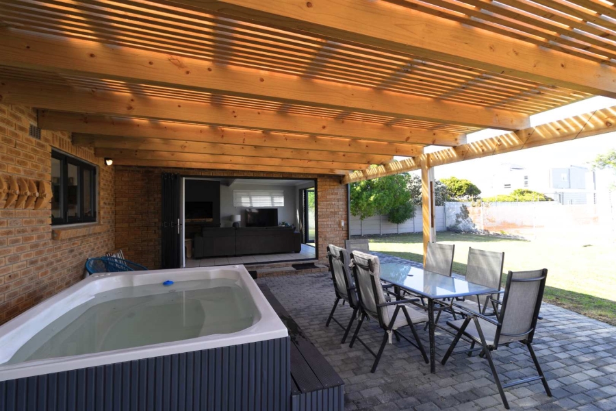 4 Bedroom Property for Sale in Sandbaai Western Cape